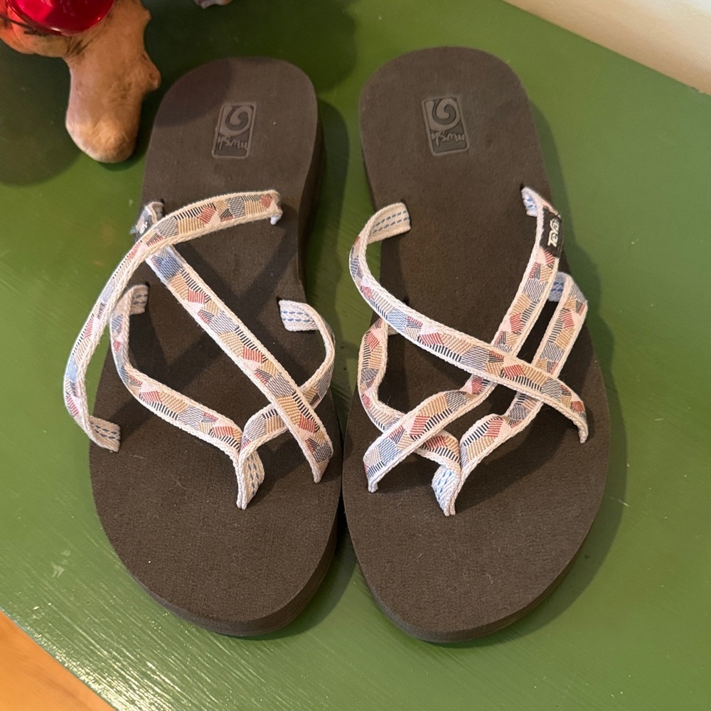 Teva NWOT Olowahu sandals